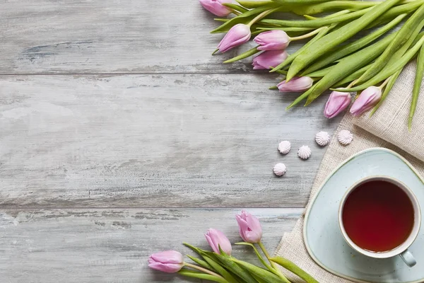 Kytice Růžové Tulipány Šálek Čaje Cukrovinkami Koncept Valentýn Svatební Zásnubní — Stock fotografie