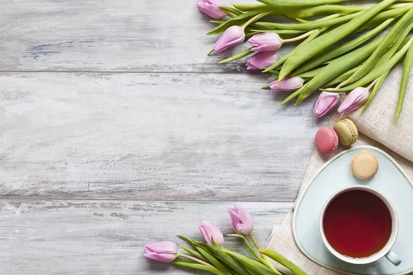 Kytice Růžové Tulipány Šálek Čaje Cukrovinkami Koncept Valentýn Svatební Zásnubní — Stock fotografie