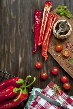 taze kırmızı biber tozu ve baharat ahşap arka plan üzerinde lezzetli kümesinin yakın çekim