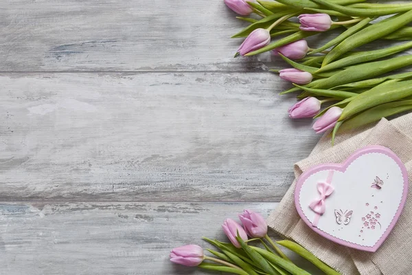 Primer Plano Hermosas Flores Tulipanes Rosados Sobre Fondo Mesa Madera — Foto de Stock