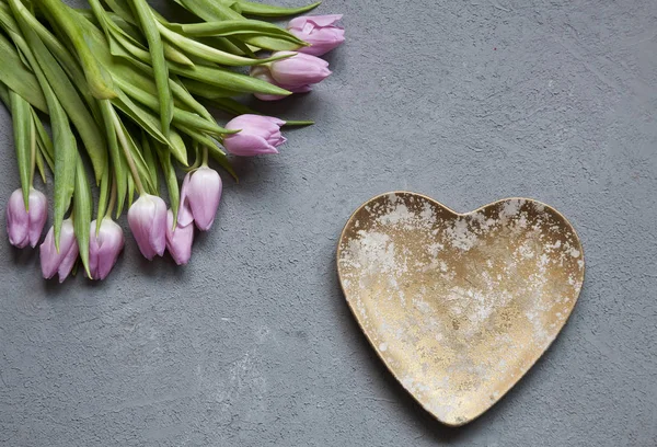 Nahaufnahme Von Schönen Rosa Tulpenblüten Mit Herz Auf Hölzernem Tischhintergrund — Stockfoto