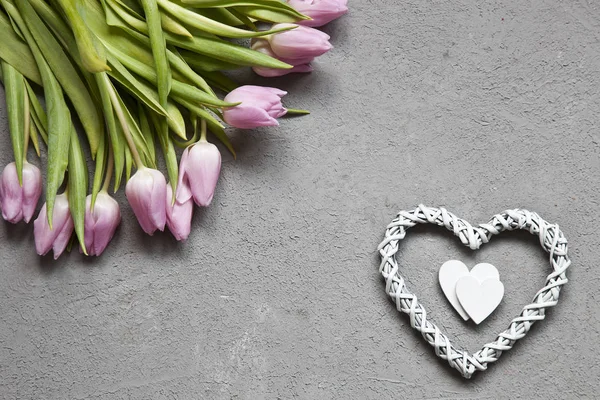 Detail Květin Krásné Růžové Tulipány Srdcem Dřevěný Stůl Pozadí — Stock fotografie