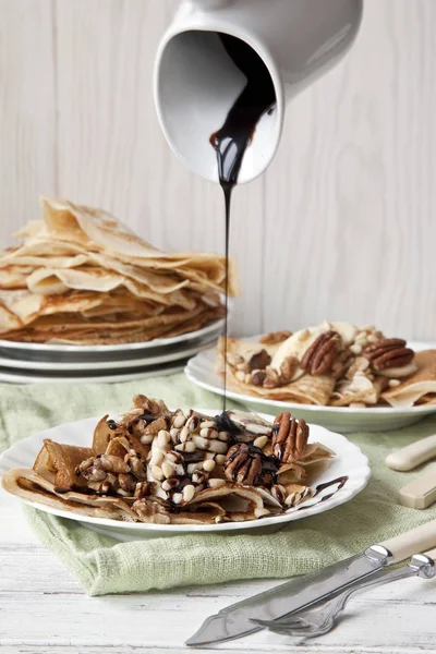 Close Dari Pancake Tradisional Buatan Sendiri Dengan Kacang Dan Coklat — Stok Foto