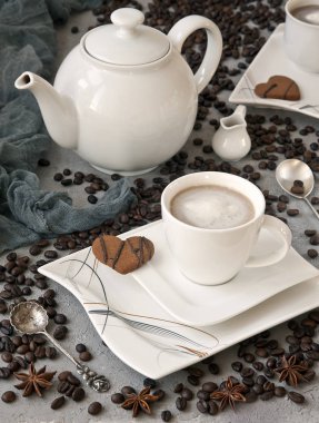 Beyaz fincan kahve süt ve kurabiye vintage tarzı arka plan tablo ile yakın çekim