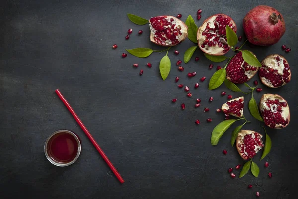 Vista Superior Romãs Frescas Fruta Com Folhas Verdes Vidro Suco — Fotografia de Stock