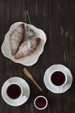 bardak siyah çay ve kurabiye