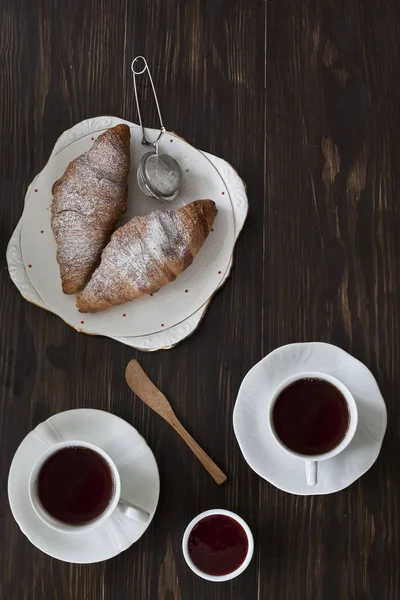 Φλιτζάνια μαύρο τσάι και μπισκότα — Φωτογραφία Αρχείου