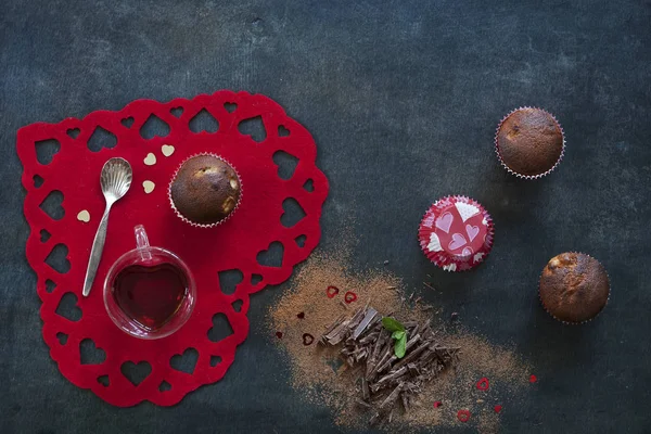 Close Dari Cupcakes Coklat Dengan Sendok Dan Cangkir Teh Atas — Stok Foto