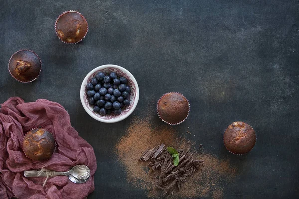 Close Cupcakes Chocolate Com Mirtilos Tigela Mesa Preta — Fotografia de Stock