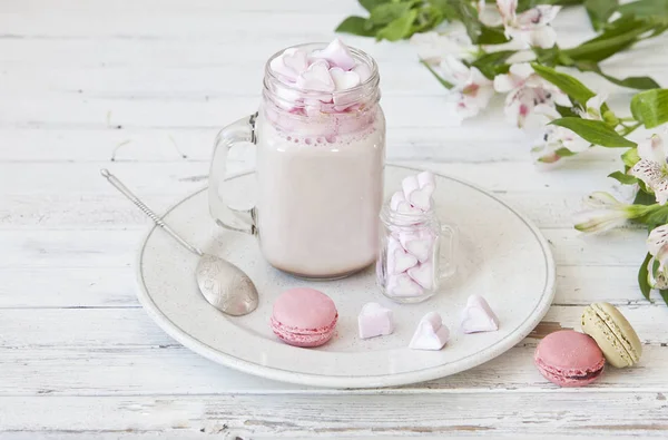 Close Dari Milkshake Lezat Dalam Cangkir Kaca Dengan Makaron Merah — Stok Foto