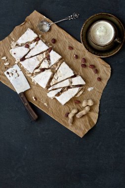 lezzetli Close-Up karanlık tablo arka plan üzerinde beyaz Camembert peyniri ceviz ve kahve ile kıyılmış