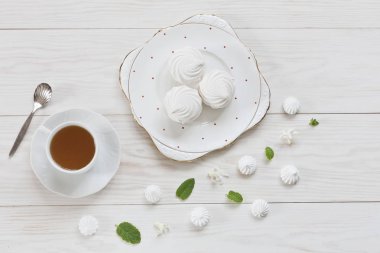 siyah çay vintage kaşık, beyaz beze ve hatmi ile üstten görünüm Beyaz ahşap zemin üzerinde plaka üzerinde