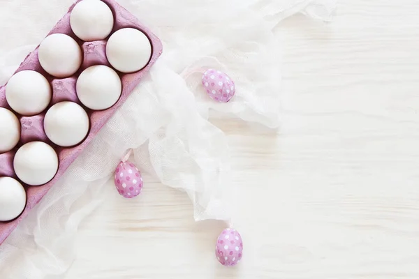 Primer Plano Huevos Pascua Blancos Caja Papel Rosa Con Bufanda — Foto de Stock