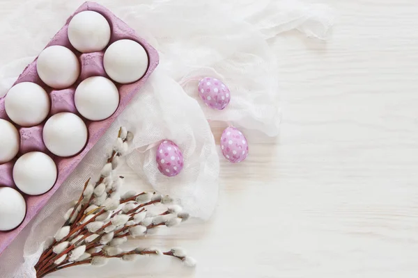 Primer Plano Huevos Pascua Blancos Caja Papel Rosa Con Bufanda —  Fotos de Stock