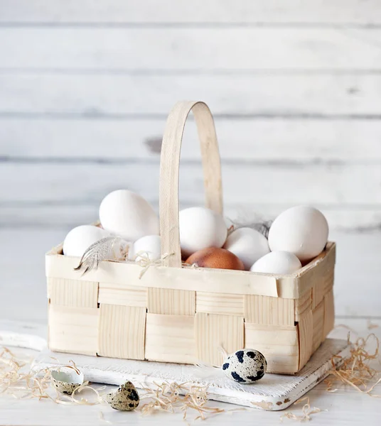 木製の背景の鳥の卵がいっぱい入ったかごのクローズ アップ ハッピー イースター ホリデー — ストック写真