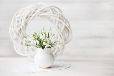 güzel bahar dekorasyon Close-Up kardelen çiçek ve çelenk arka plan üzerinde beyaz buket