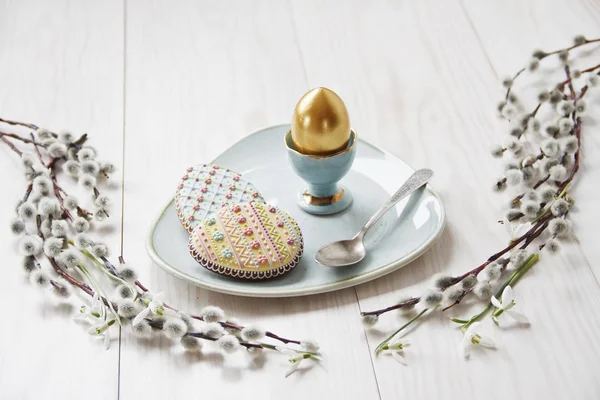 Photo Gros Plan Oeuf Doré Pâques Sur Plaque Avec Biscuits — Photo