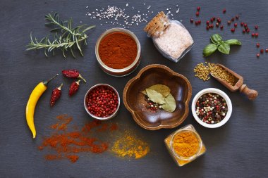 yakın çekim fotoğraf kase siyah concreted tablo arka plan üzerinde renkli kuru baharat 