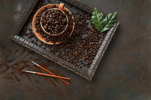 Zbliżenie Zdjęcie Cup Zapach Ziaren Kawy Świeżych Zielonych Liści Ramce — Zdjęcie stockowe
