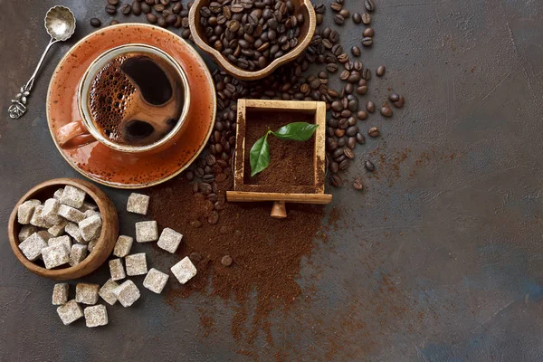 Zbliżenie Zdjęcie Filiżankę Gorącej Kawy Metalową Łyżką Ziaren Kawy Aroma — Zdjęcie stockowe