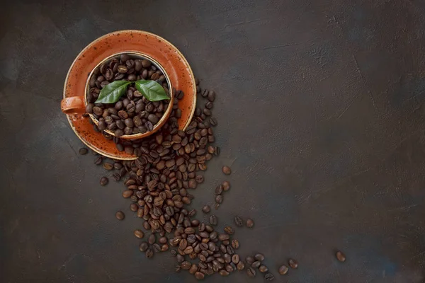 Zbliżenie Zdjęcie Cup Zapach Ziaren Kawy Świeżych Zielonych Liści Tle — Zdjęcie stockowe
