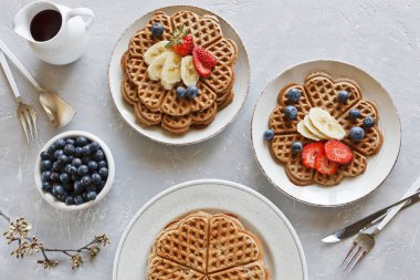 Adet gofret kek muz ve yaban mersini