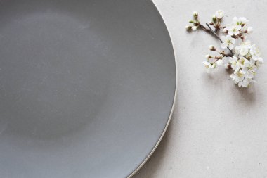 kiraz ağacı Şubesi siyah plaka yakınındaki güzel beyaz çiçek açan çiçeklerin yakın çekim fotoğraf