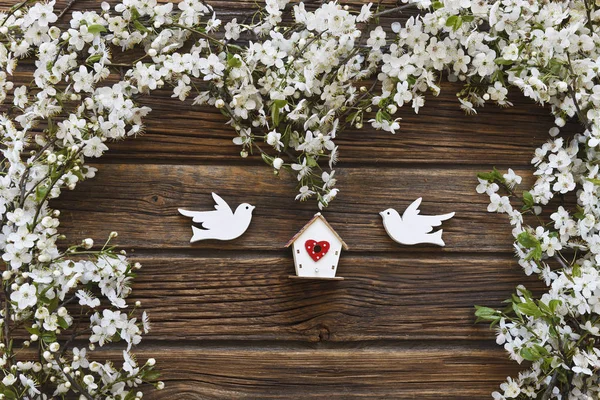 特写照片的美丽的白色开花樱桃树分支与两个木鸟和鸟笼 订婚或订婚的概念 在老式的木质背景 顶部视图 问候卡 — 图库照片