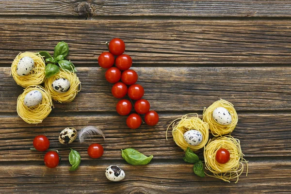 Close Pasta Tradisional Italia Mentah Dengan Tomat Ceri Telur Puyuh — Stok Foto