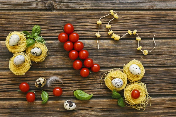 Close Pasta Tradisional Italia Mentah Dengan Tomat Ceri Telur Puyuh — Stok Foto