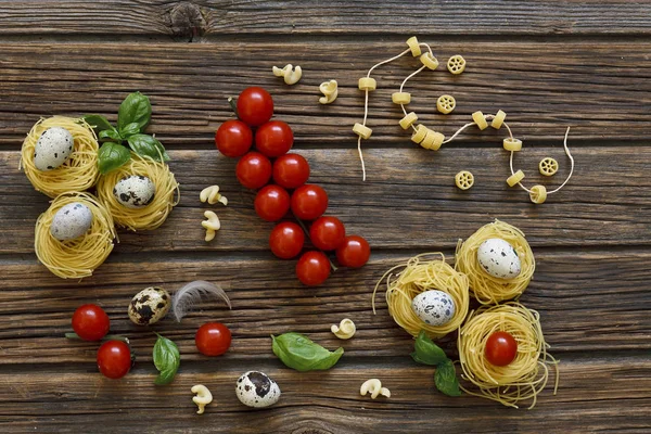 Close Pasta Tradisional Italia Mentah Dengan Tomat Ceri Telur Puyuh — Stok Foto