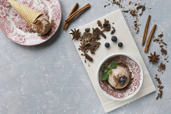 Pendekatan Krim Coklat Dengan Blueberry Coklat Dan Kayu Manis Dengan — Stok Foto