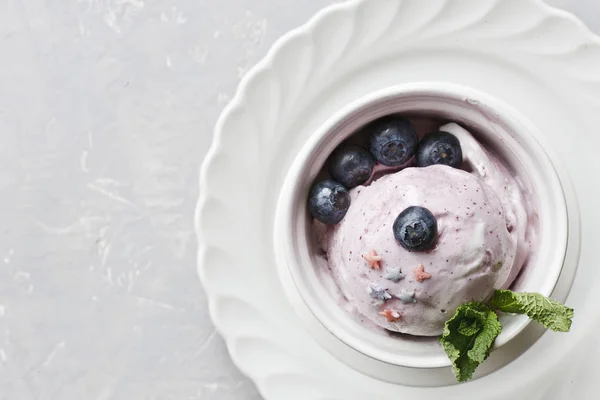 Close Krim Blueberry Dan Blueberry Dengan Daun Mint Dalam Mangkuk — Stok Foto