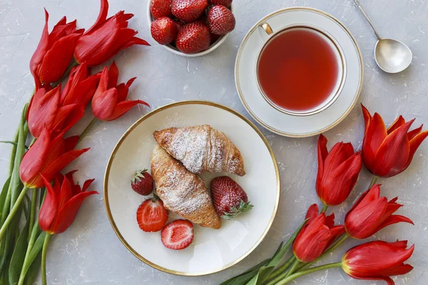 Close Dari Secangkir Teh Panas Dengan Croissant Strawberry Dikelilingi Oleh — Stok Foto