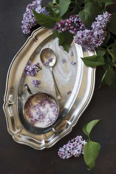 Närbild Foto Vackra Lila Blommor Socker Metall Vintage Bricka Svart — Stockfoto