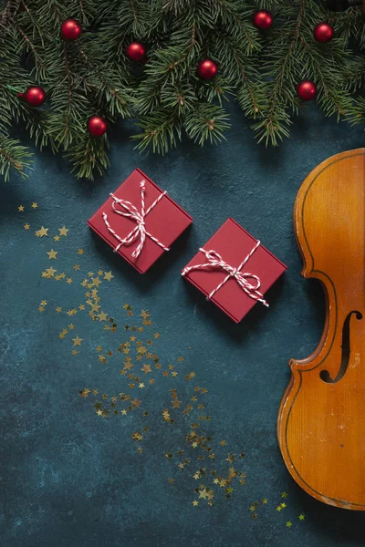 Стара скрипка і гілки ялинки з різдвяним декором — стокове фото