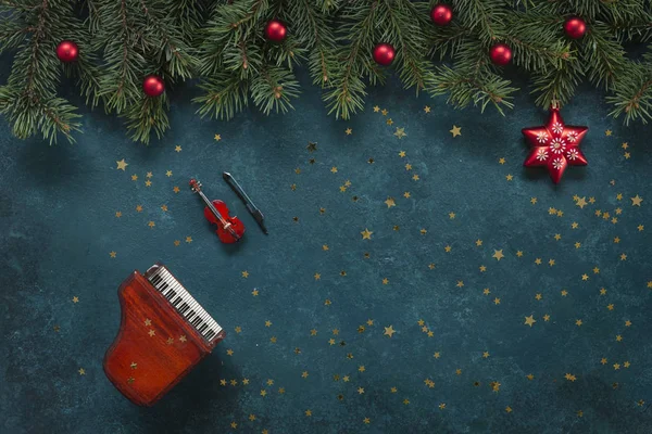 크리스마스 디오르와 함께 피아노와 바이올린의 미니어처 복사본 — 스톡 사진