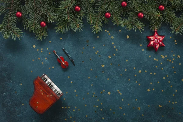 Noel dekorlu piyano ve kemanın minyatür kopyaları.