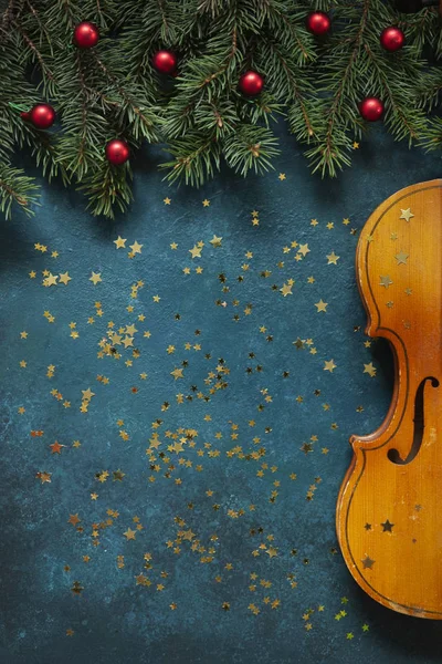 Old violin and fir-tree branches with Christmas decor — Stock Photo, Image