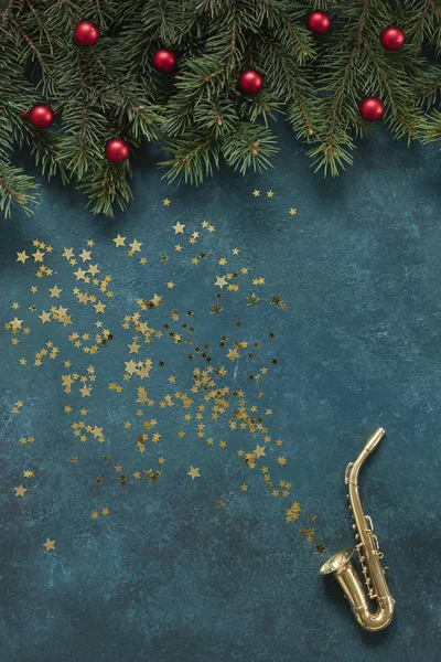 Copia in miniatura di sassofono dorato con decorazioni natalizie e glitter — Foto Stock