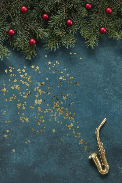 Noel dekorlu ve parıltılı minyatür altın saksafon kopyası.
