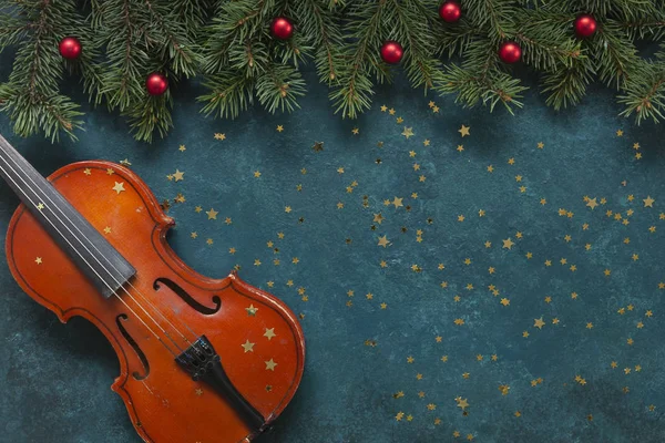 Stare skrzypce i gałązki jodły z bożonarodzeniowym wystrojem brokatu Obrazy Stockowe bez tantiem