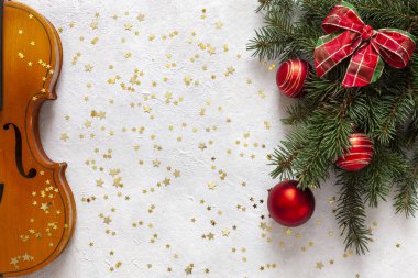 Eski keman ve Noel dekorlu köknar ağacı dalları. Noel