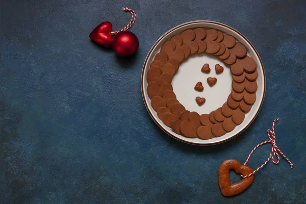 Σπιτικό σχήμα καρδιάς Gingerbreads σε πιάτο στο Classic Blue backgr — Φωτογραφία Αρχείου