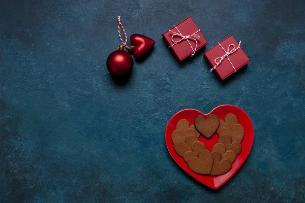 Forma di cuore fatto in casa pan di zenzero piatto a forma di cuore rosso e due — Foto Stock