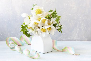  Beyaz vazoda bir buket taze bahar çiçekleri..