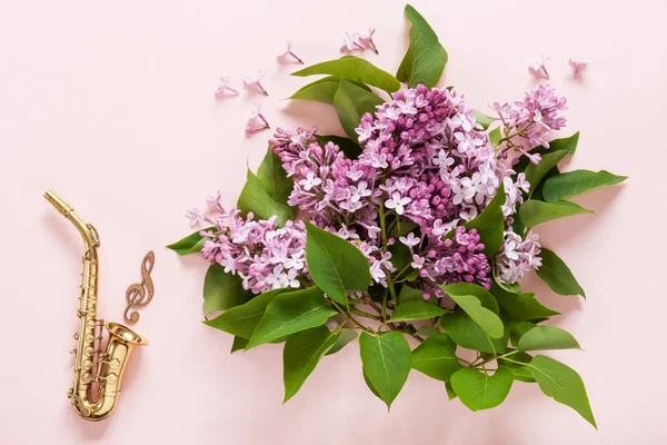 リトルゴールデンサクセオフォンと新鮮な香りのピンクライラックのブーケ — ストック写真