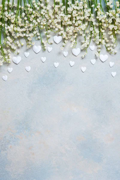 Maiglöckchen-Muster mit Blüten und weißen Herzen — Stockfoto