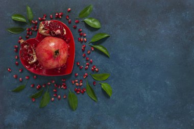 Klasik mavi arka planda nar. Üst görünüm, kapat