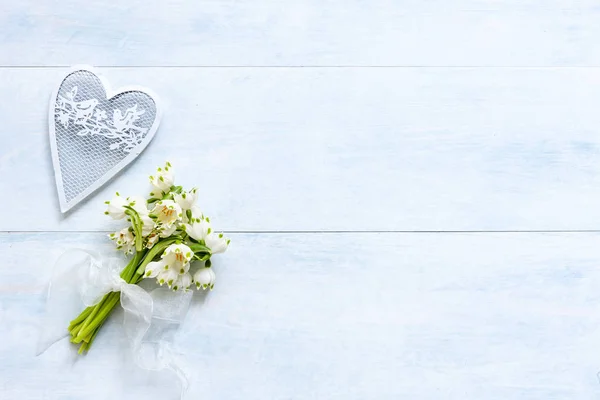 Padrão de lírio de flores de gotas de neve e forma de corações brancos — Fotografia de Stock